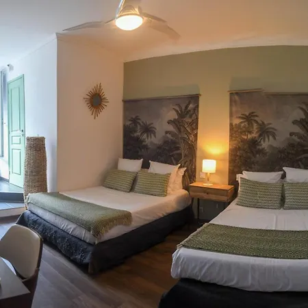 Les Du Palais Centre Apartment *